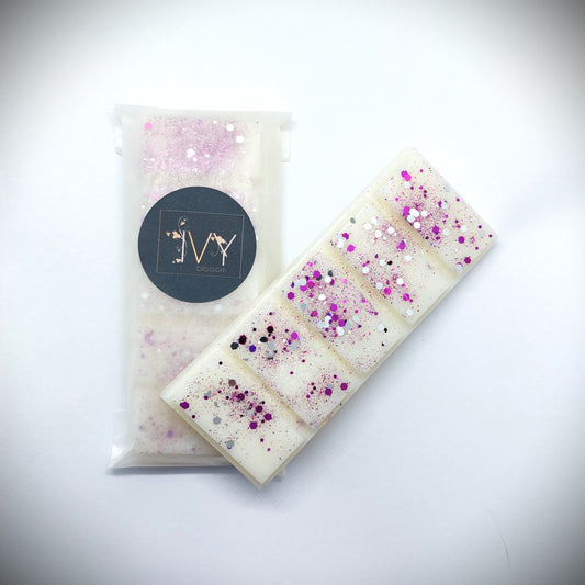 petals and strawberries scented 5 cell wax melt bar